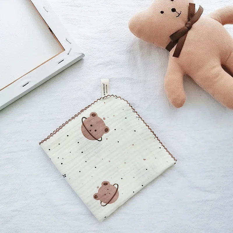 Serviette bébé en coton doux et bavoir en mousseline
