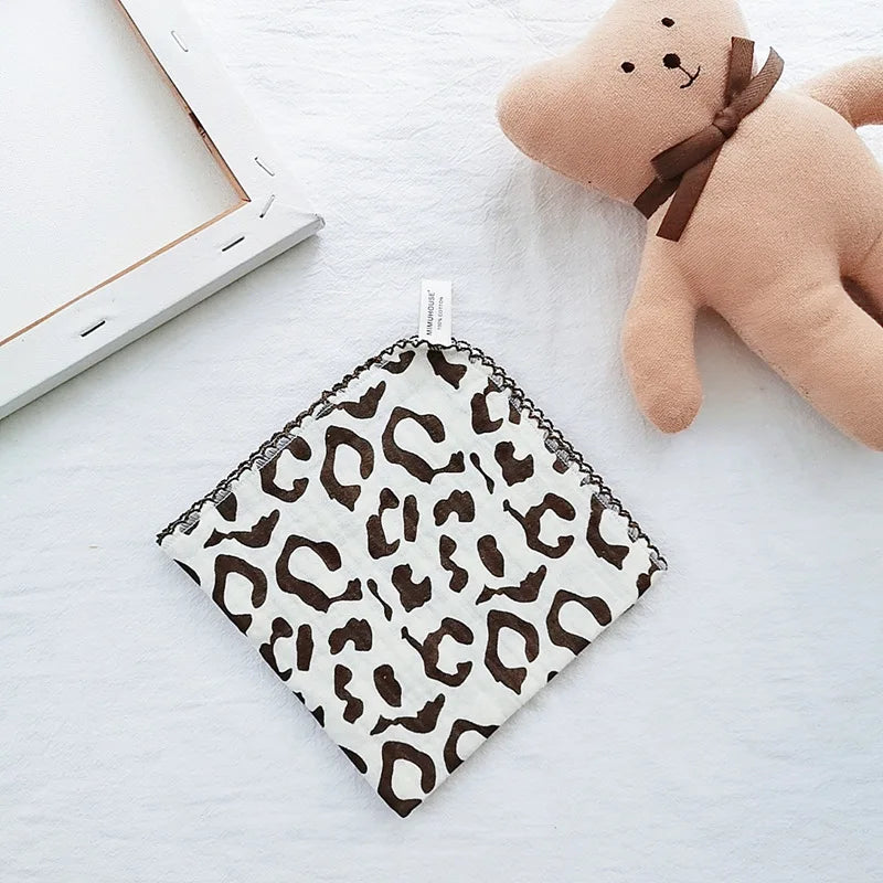 Serviette bébé en coton doux et bavoir en mousseline