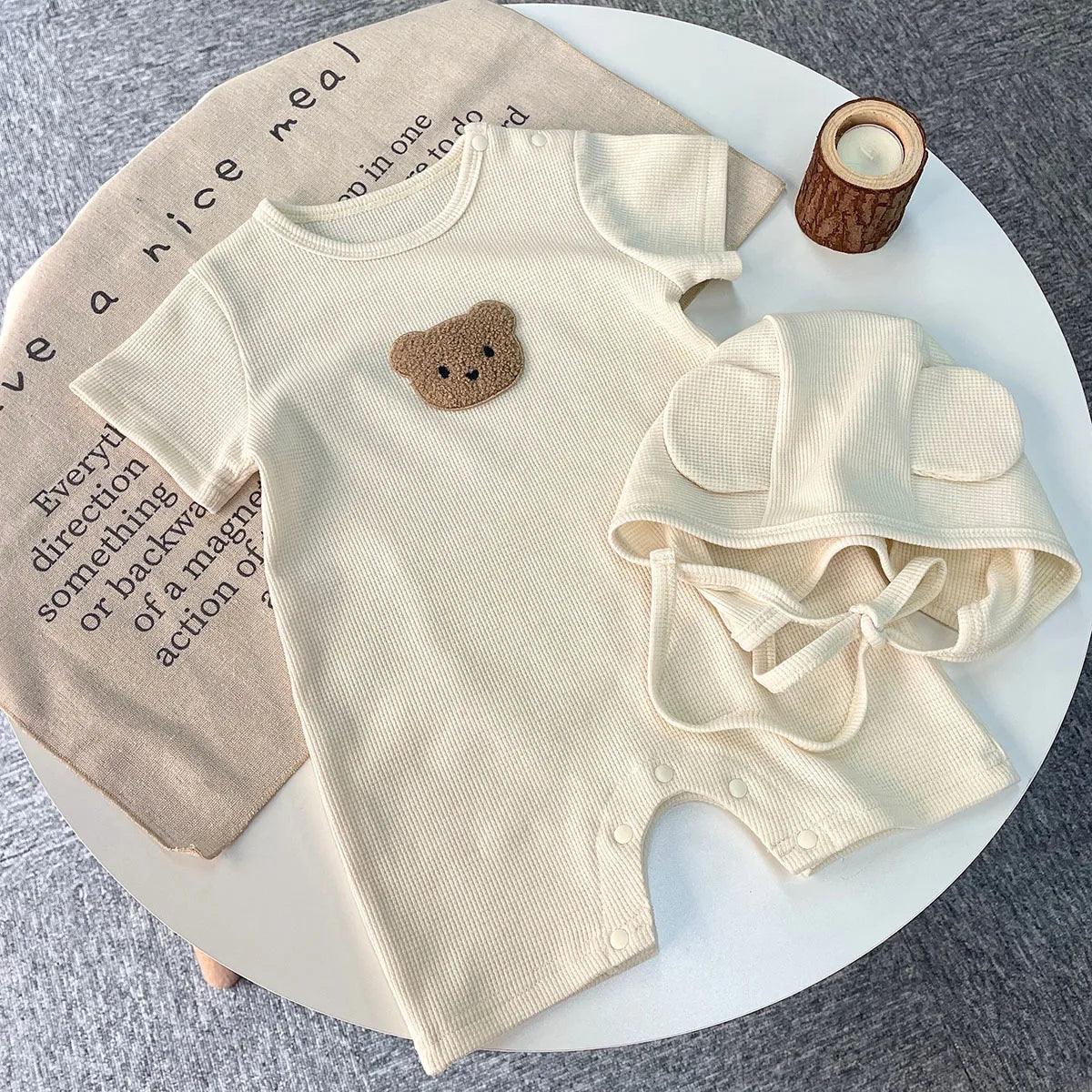 Combinaison bébé ours à patch gaufré avec chapeau