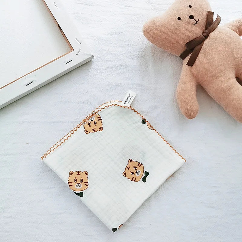 Serviette bébé en coton doux et bavoir en mousseline